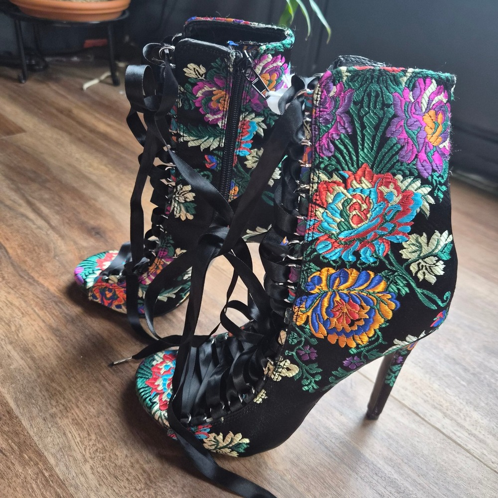 Steve Madden Fuego Floral Embroidered Lace Up Peep Toe Stiletto Ankle Boots 7.5W